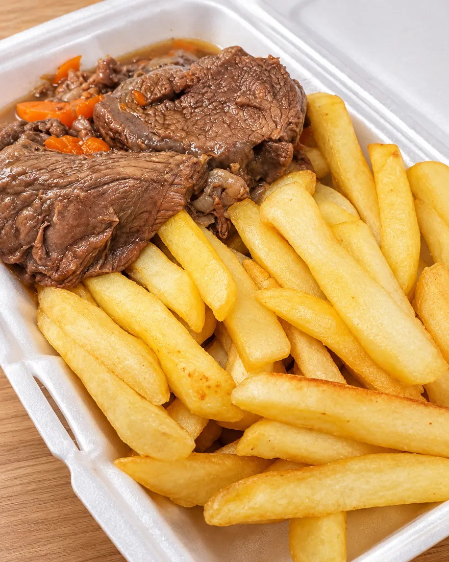 Carne al jugo con zanahoria y papas fritas